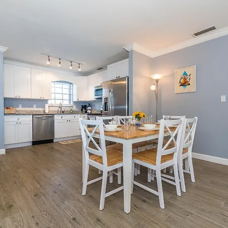 Island Suite - Walk To Downtown!